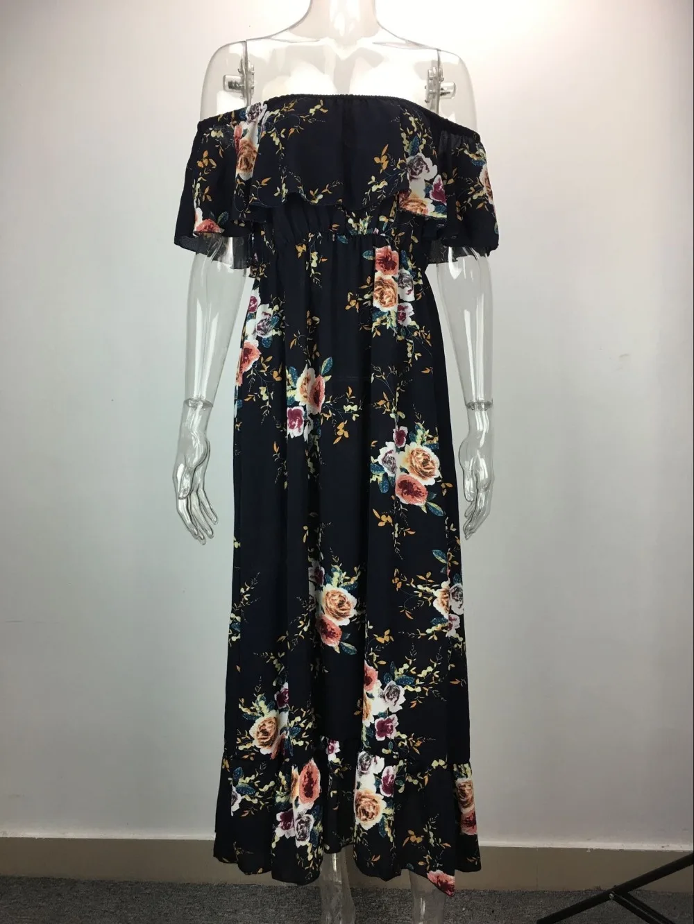 Женское длинное платье с открытыми плечами и рюшами летнее цветочным принтом в