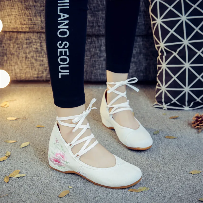 Китайские женские балетки на плоской подошве с вышитыми бабочками и кроличьими