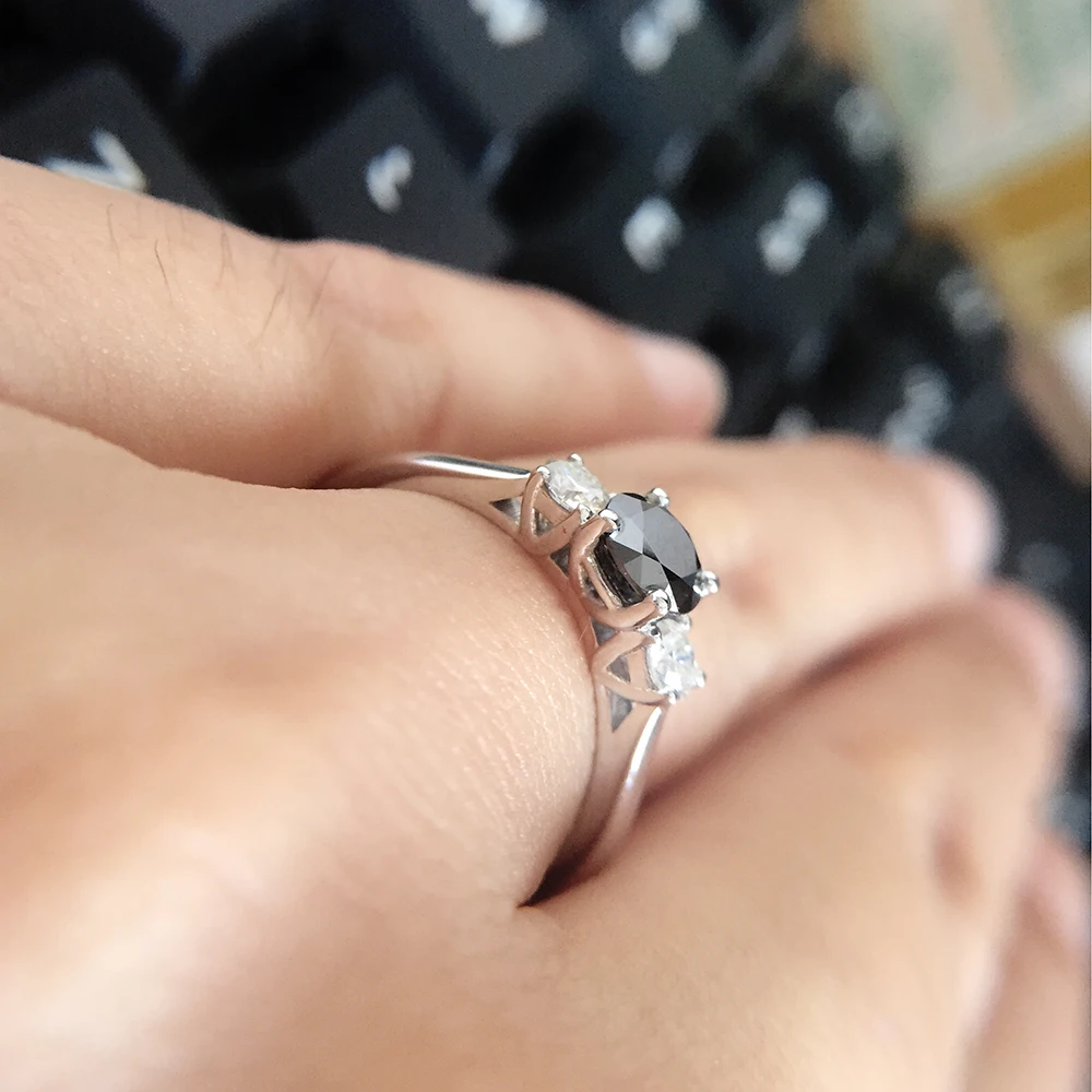 Черное муассанитовое кольцо уникального дизайна 0,5 карата 5 мм круглой огранки с бриллиантами размером Melee 14k белого золота.