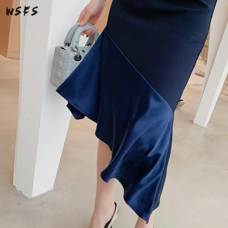 Летнее асимметричное платье на тонких бретельках с открытыми плечами голубое