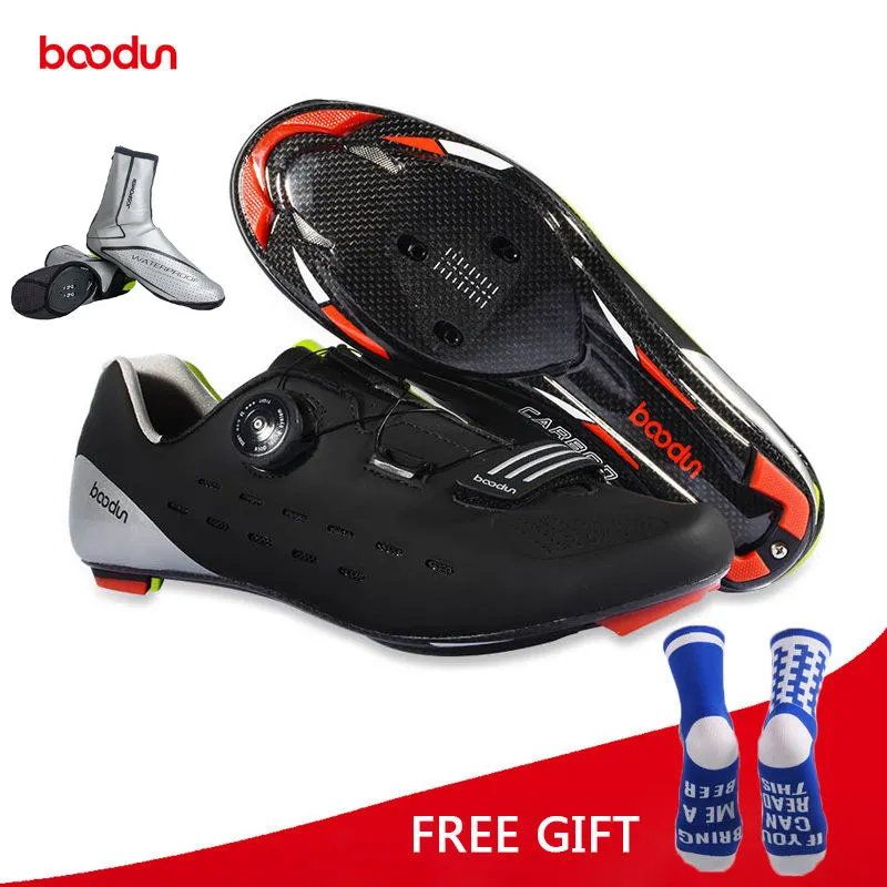 black with overshoes Кроссовки из сверхлегкого углеродного волокна для шоссейного велоспорта; дышащая обувь для велосипеда с автоматическим замком; спортивная обувь для гонок; Zapatos Ciclismo - Цвет: black with overshoes