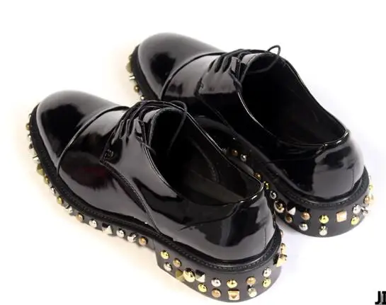 Простые черные туфли из лакированной кожи ручной работы с кольцами и заклепками