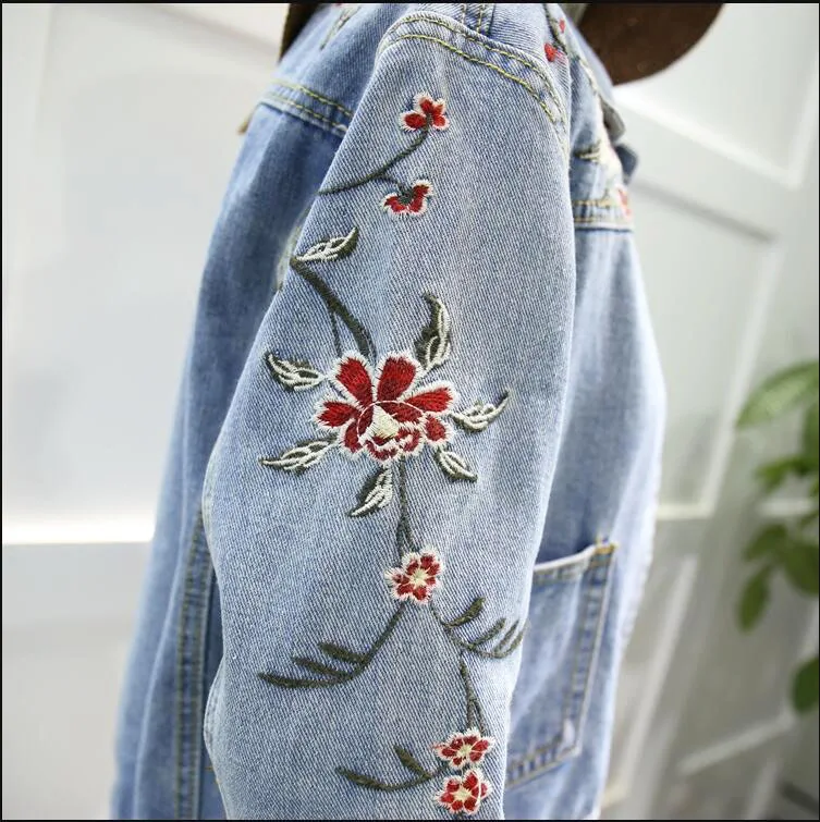Женская джинсовая куртка короткая Базовая с карманами и цветочной вышивкой