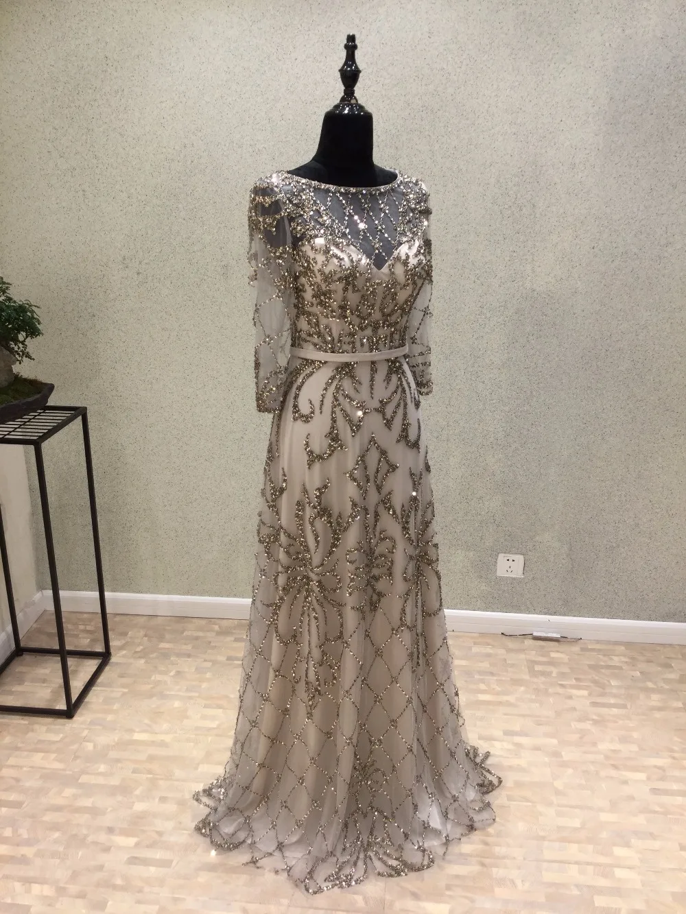 Женское вечернее платье великолепное длинное с длинным рукавом и бусинами