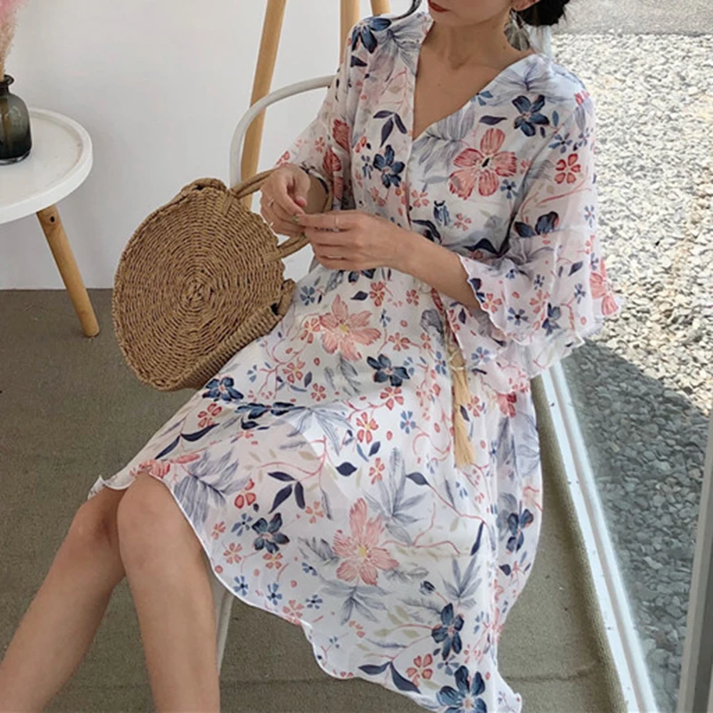 Возможно короткое шифоновое мини-платье с цветочным принтом v-образным вырезом и