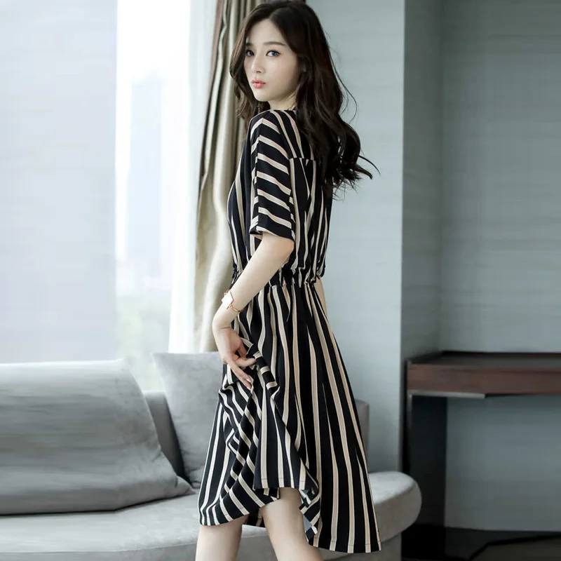 Женское летнее платье с короткими рукавами облегающее Полосатое круглым вырезом