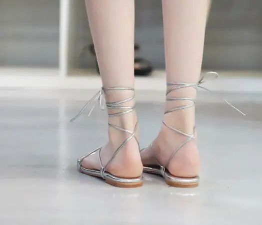 Женские сандалии гладиаторы с перекрестными ремешками на плоской подошве