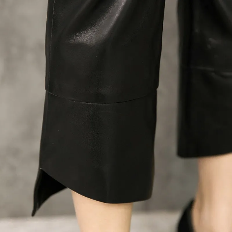 Женские черные расклешенные брюки из натуральной кожи строгие облегающие до