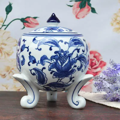 original foreign order The blue and white porcelain cup with cover three foot decorative jewelry box storage tank European retro