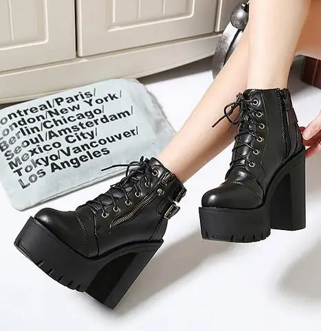 Модные женские готические сапоги ботильоны на шнуровке Лоскутная обувь