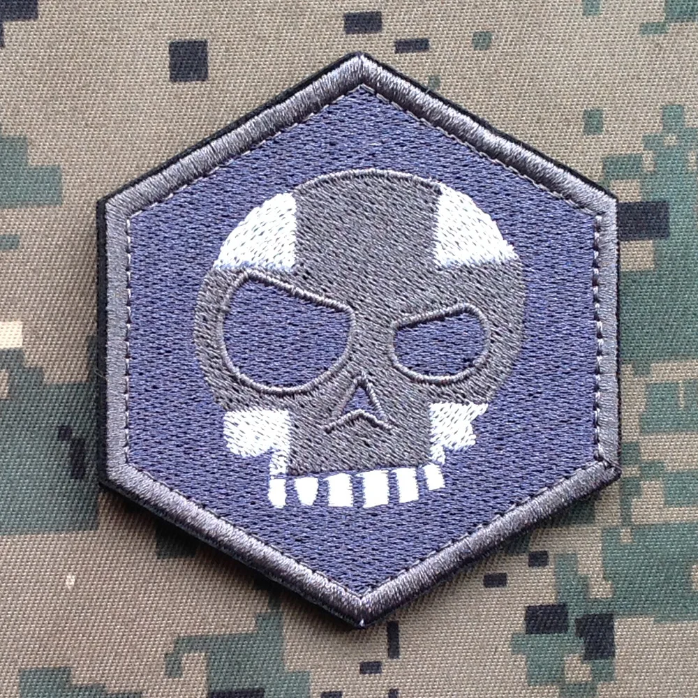 Тройной дизайн означает Т Череп синяя вышивка патч Крюк & Петля нарукавная