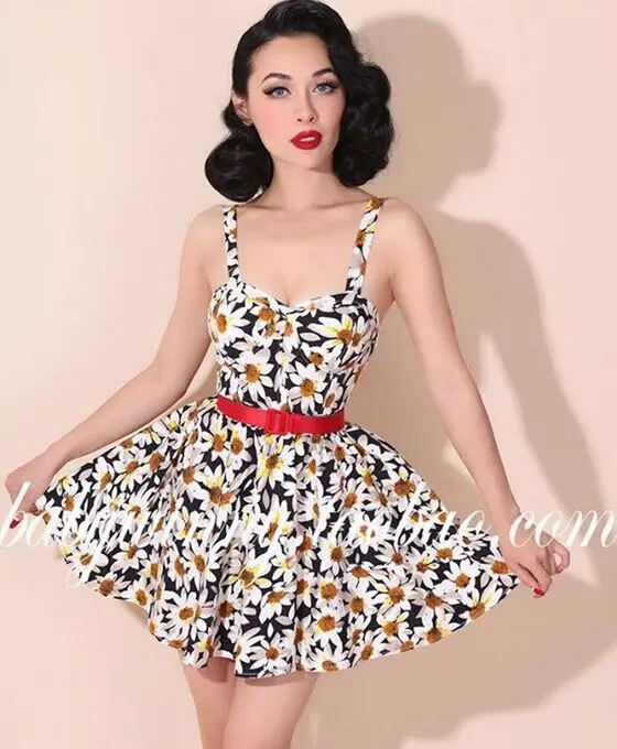 Летнее платье с ромашками в винтажном стиле женское мини открытыми плечами и