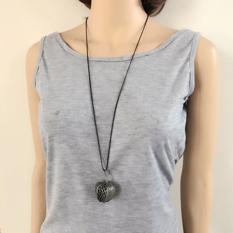 

New Vintage Fashion Simple Pendant Apple Metal Filigree Necklace Plant Jewelry For Women