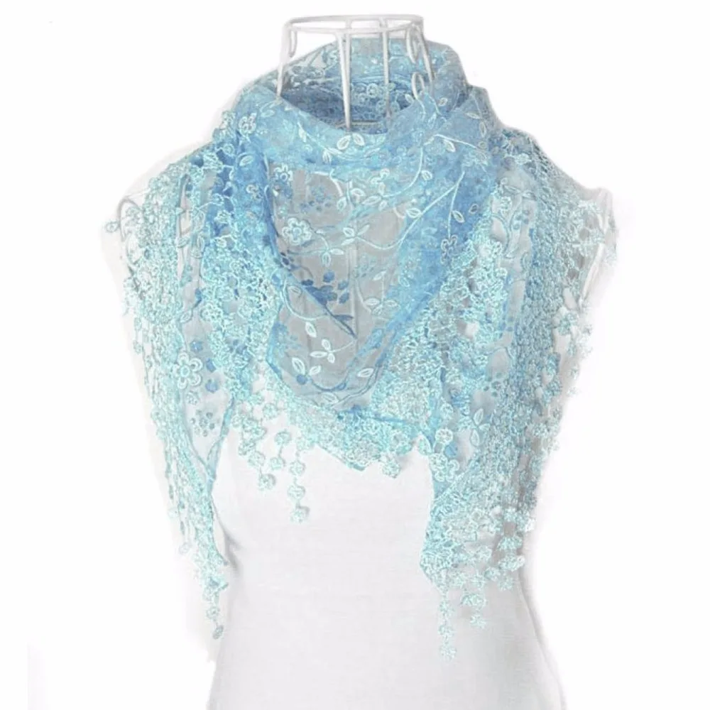 Женский треугольный шарф ажурный кружевной с кисточками и розовыми цветами