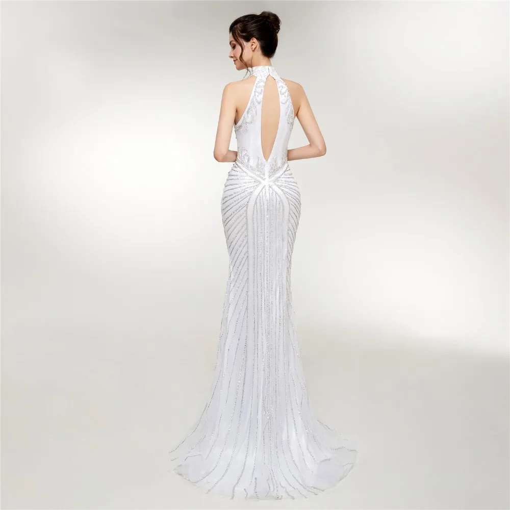 Белое длинное платье Forevergracedress для выпускного бала с высоким воротом и бусинами