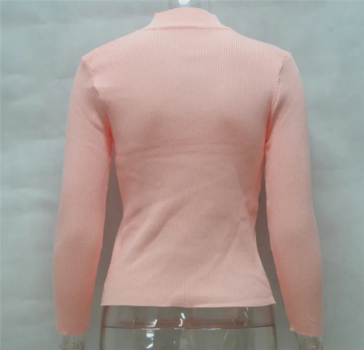 Женский трикотажный свитер с V-образным вырезом белый короткий облегающий