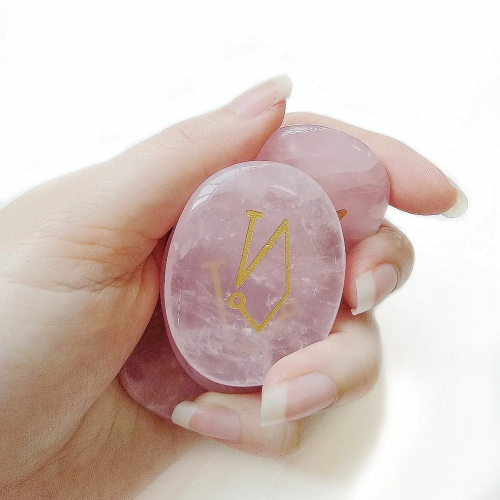 Натуральный розовый кварц с кристаллами розы гравированный Archangel набор символов