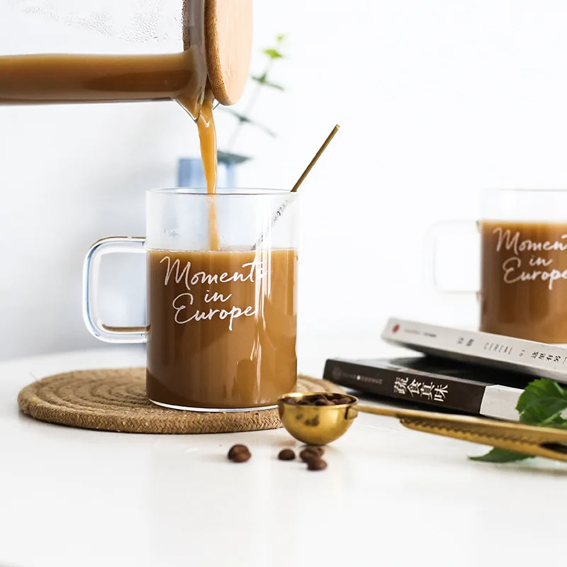 Простая прозрачная стеклянная кружка с белой надписью ручкой кружки для чая и