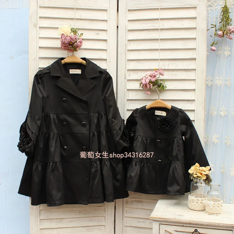 Одинаковые комплекты для семьи пальто мамы и дочки платье коллекция 2017 года