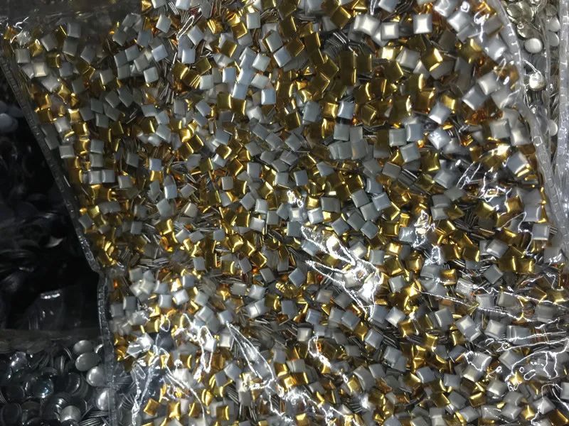 500 шт. 4*4 мм Золотая алюминиевая Пирамида с квадратными гвоздиками сверлильные DIY