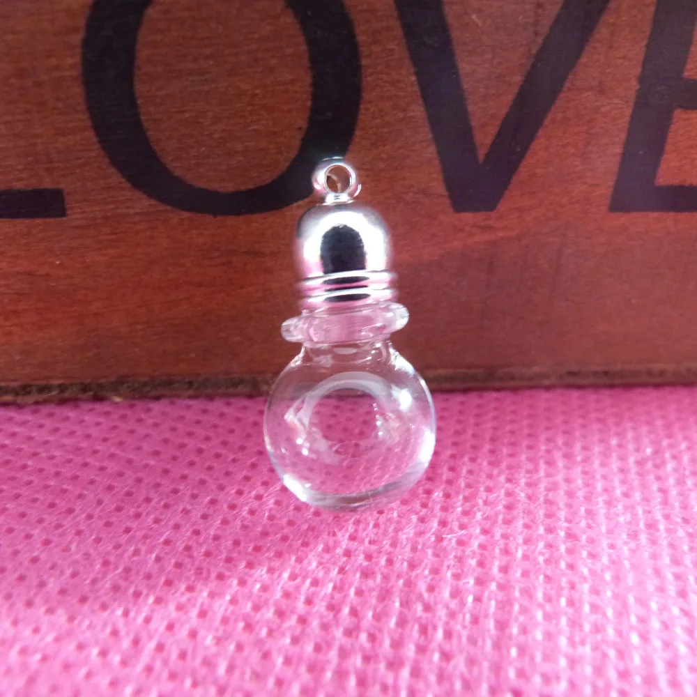 Круглые шарики в форме маленькой искусственной прозрачной стеклянной бутылки