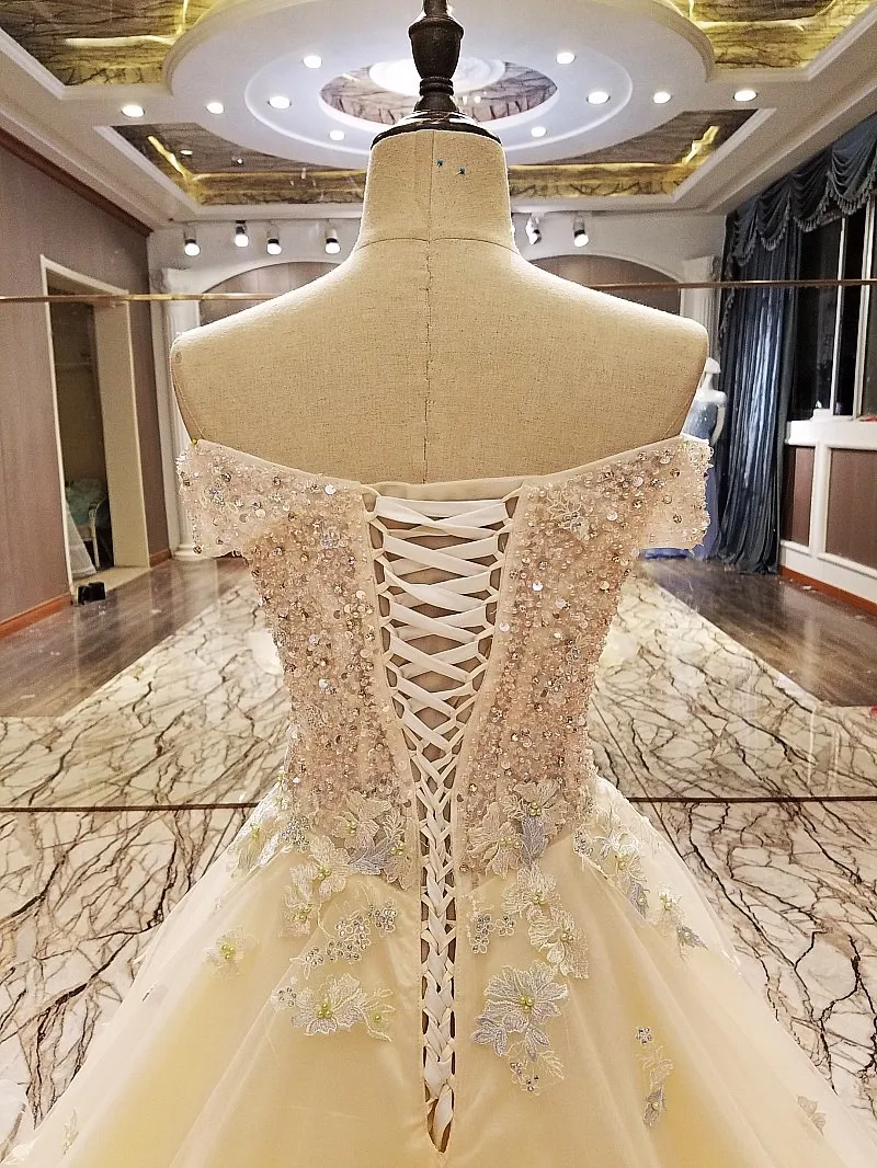 Новое поступление 2017 бальное платье без бретелек с рюшами и аппликацией из