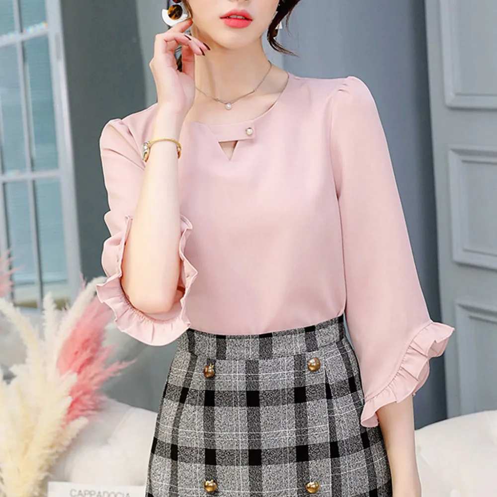 Женская летняя офисная блузка с v образным вырезом и оборками однотонная