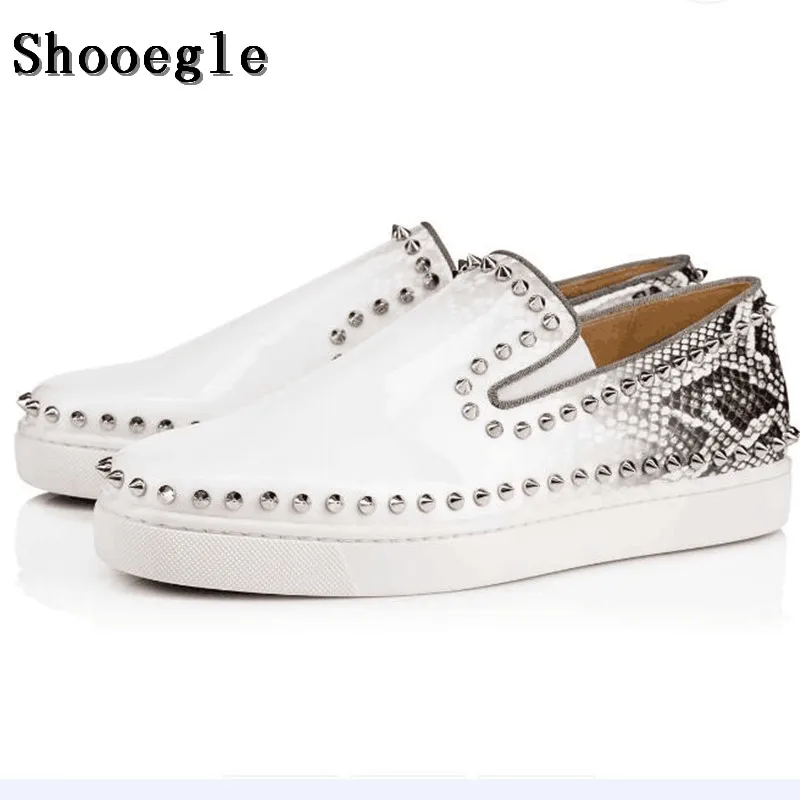 SHOOEGLE/Новинка; белые мужские лоферы с заклепками и принтом змеиной кожи; мужская обувь на плоской подошве без застежки с шипами; Модные Повседневные туфли ручной работы