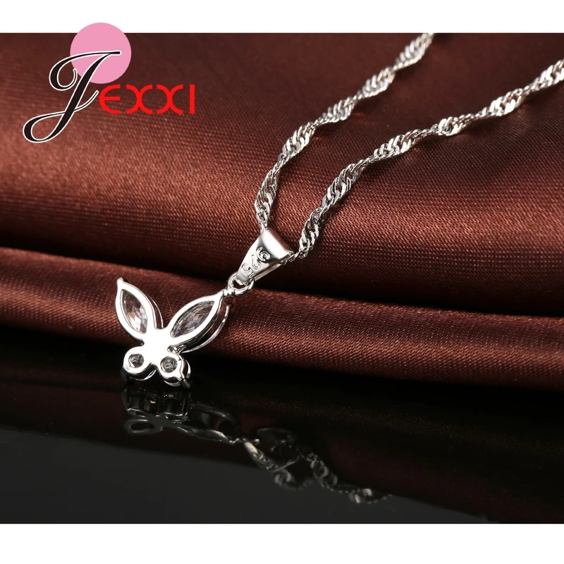 Женское серебряное ожерелье с кулоном в виде бабочки из фианита