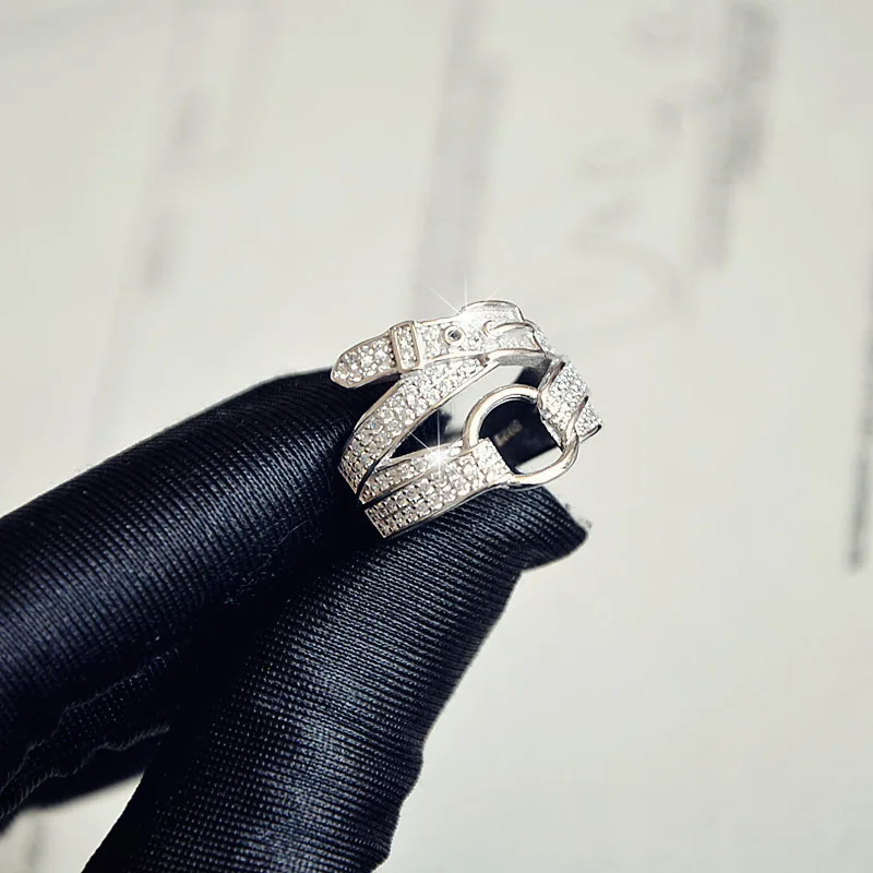 Регулируемое открытое серебряное кольцо с кубическим цирконием и пряжкой