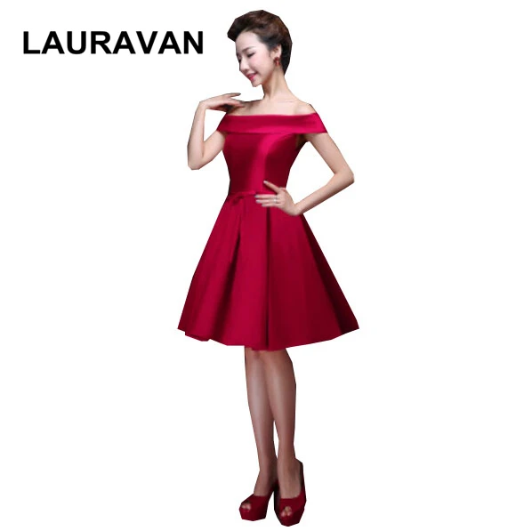 Красивые скромные школьные великолепные бордовые пышные платья подружки