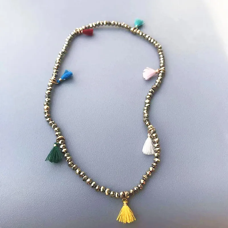 Богемный браслет дружбы с кисточками 4 мм эластичный со стразами женский