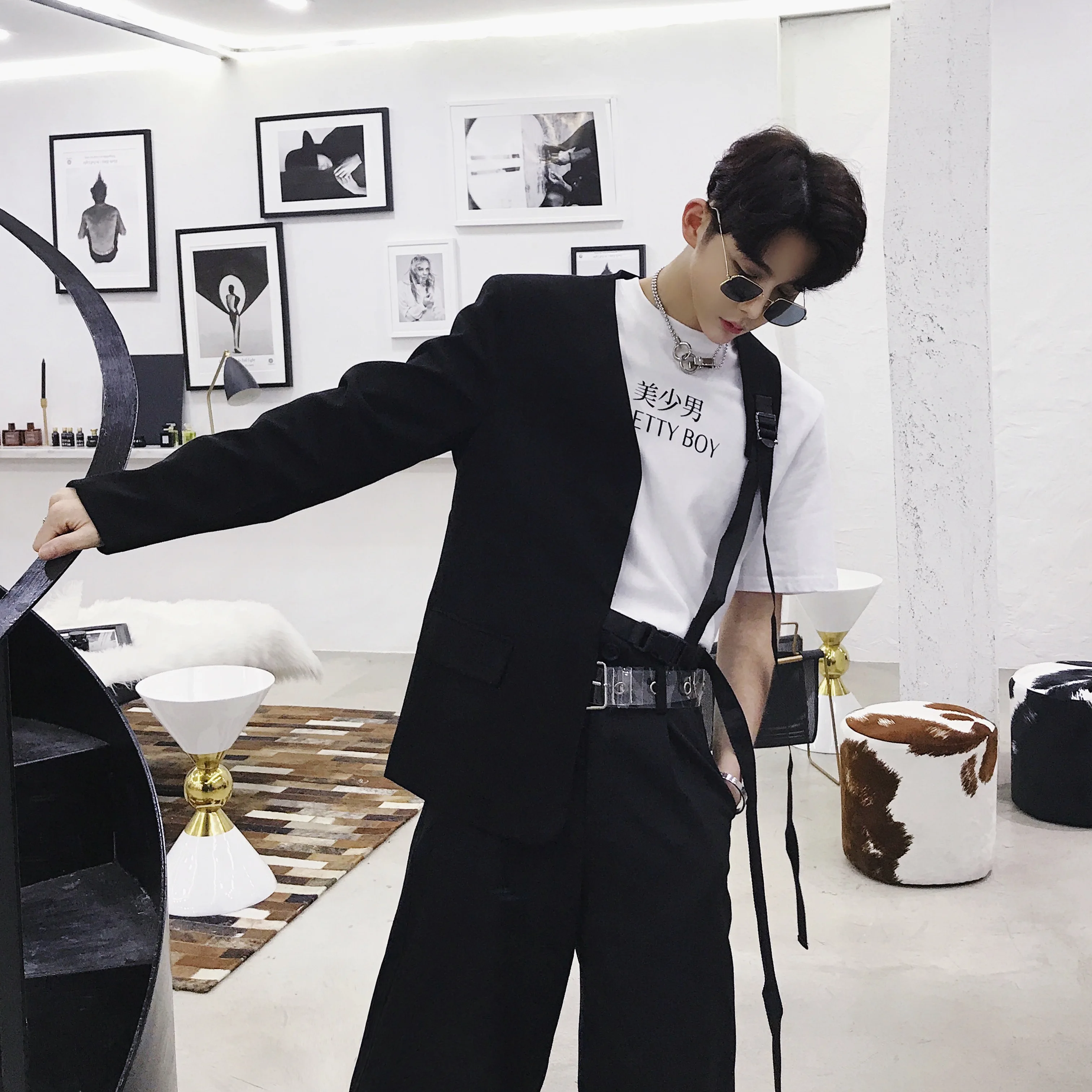 Мужской приталенный костюм с асимметричным воротником без воротника