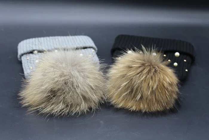 Вязаные шапочки с жемчугом женская шапка большими помпонами из меха енота