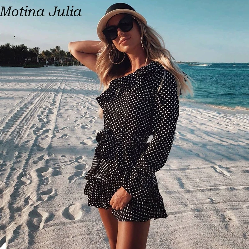 Женское платье в горошек с рюшами Motina элегантное вечернее бантом на одно плечо