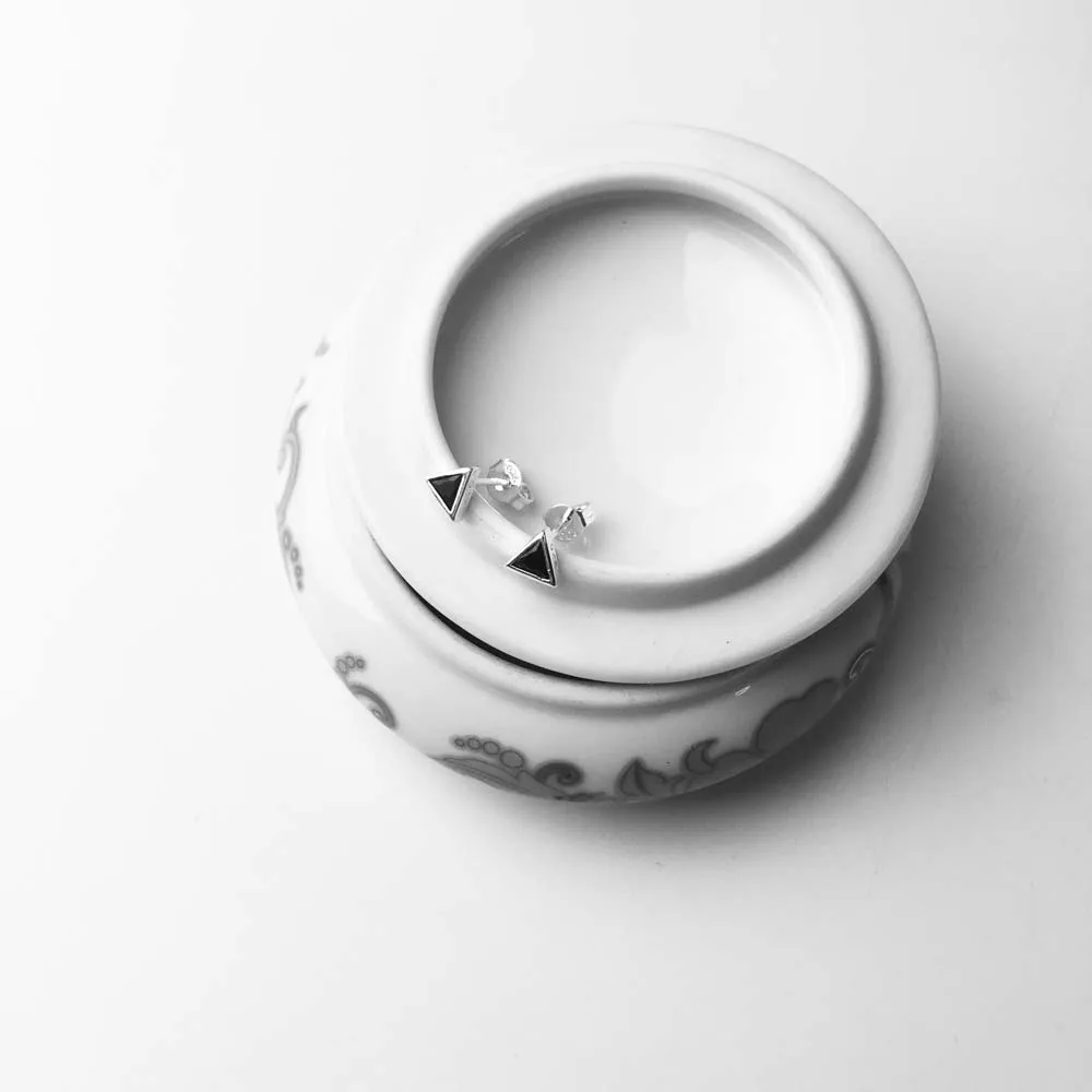 Посеребренные треугольные черные серьги-гвоздики 2018 модные маленькие серьги