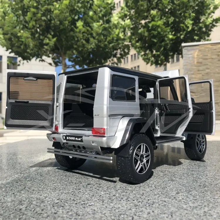 Литая модель автомобиля почти настоящая для G-Class 4x4(серебро) 1:18+ маленький подарок