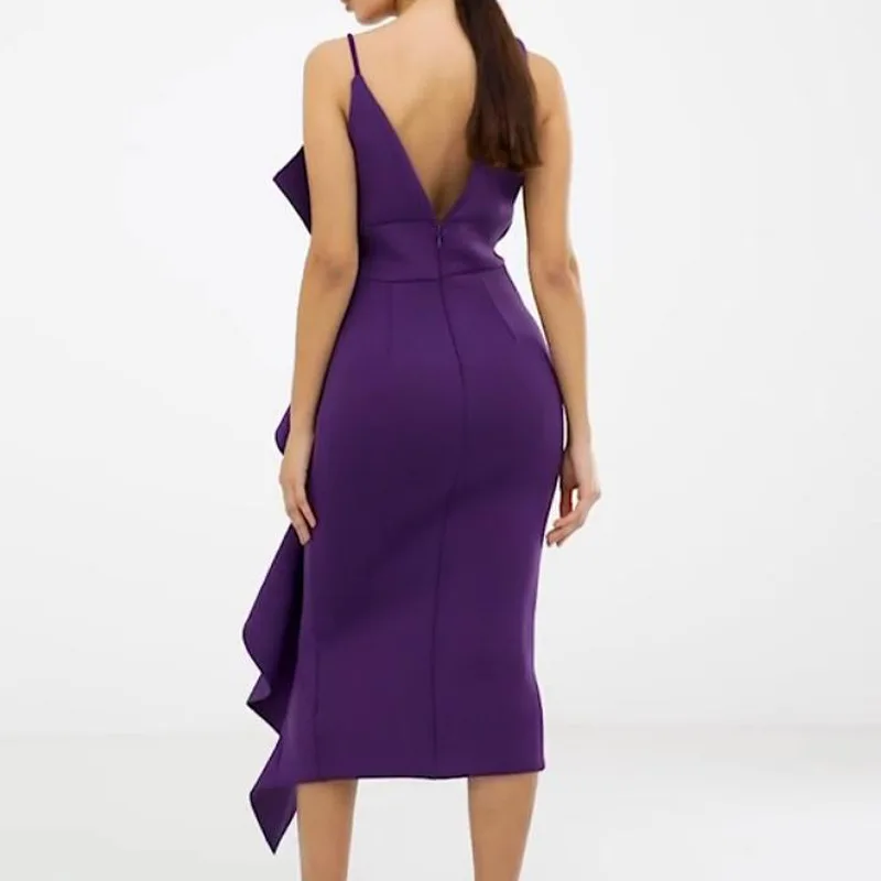 Женское вечернее платье с оборками фиолетовое облегающее v образным вырезом без