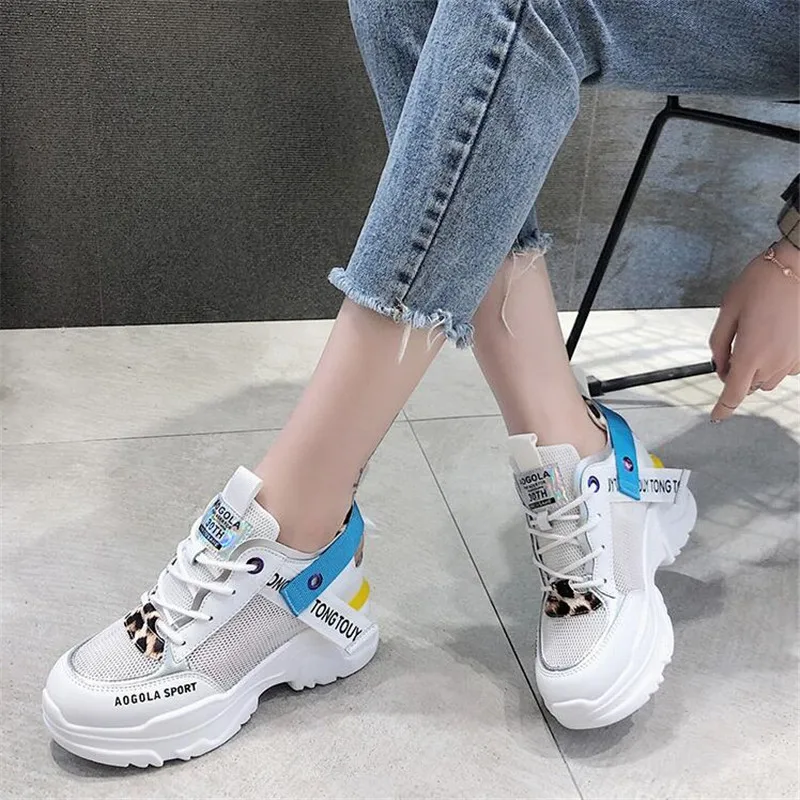 Женские сетчатые кроссовки на танкетке 8 см белые дышащие высокой платформе