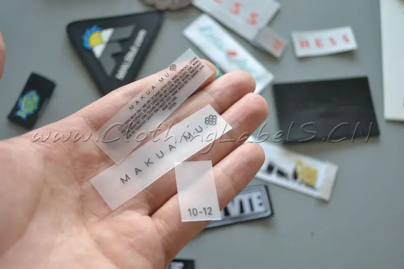 Индивидуальные этикетки из ТПУ для одежды белый фон с принтом логотипа в виде