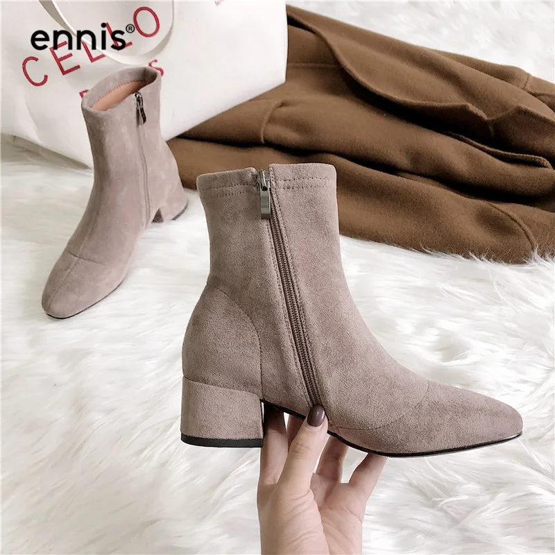 ENNIS/; Модные женские дизайнерские ботинки; женские ботильоны из флока; обувь на среднем каблуке; Цвет черный, хаки, коричневый; сезон осень-зима; Новинка; A8200