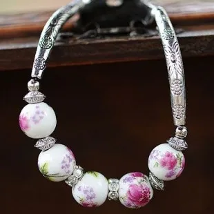 Красивые очаровательные керамические бусины с окрашенными пионами блестящие