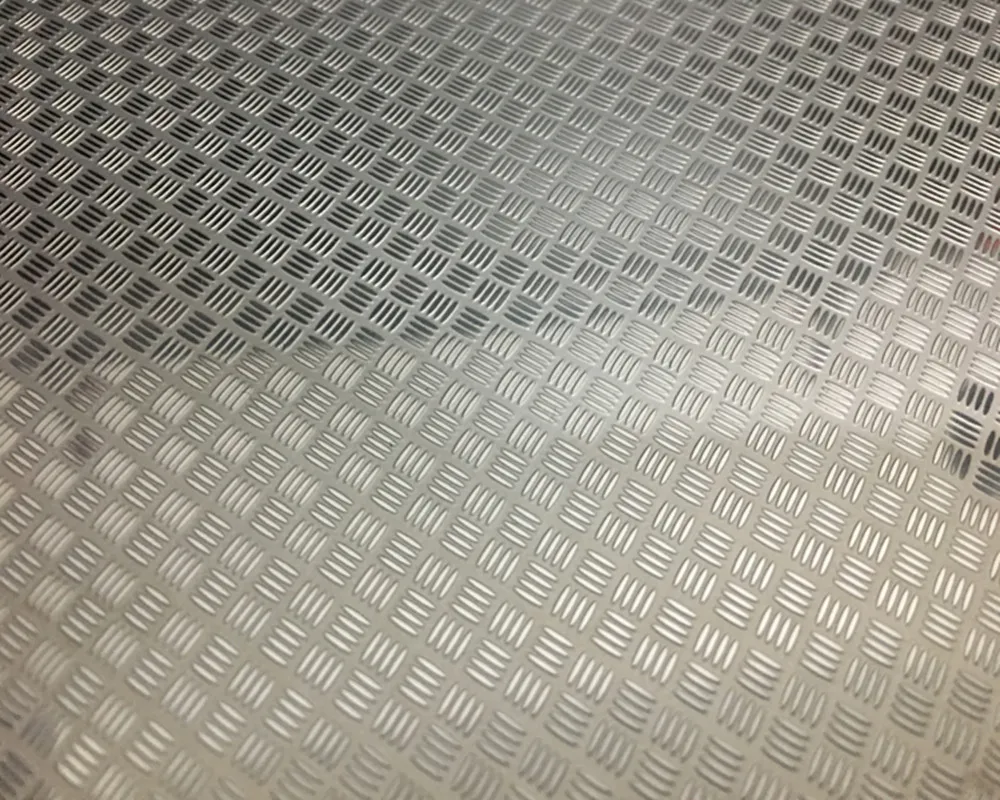 Модель радиоуправляемых автомобилей с четырьмя полосками и защитой от