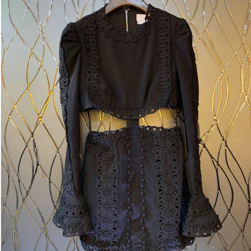 Женское кружевное мини платье с открытой талией и расклешенными рукавами