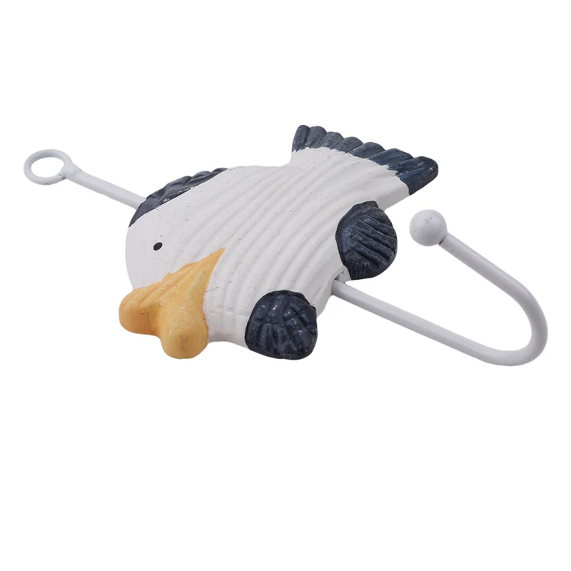 Пальто и шляпа в средиземноморском стиле вязаные крючком синие белые деревянные