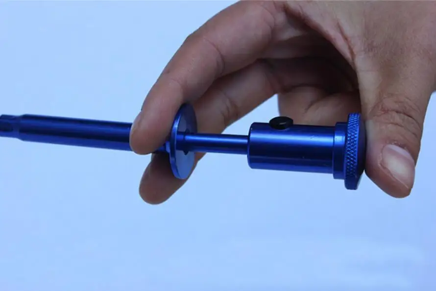 FreeShipping 62cm with LED light strong magnetic universal four-claw pick-up pass sewer toilet take-up clip car repair tool | Автомобили и