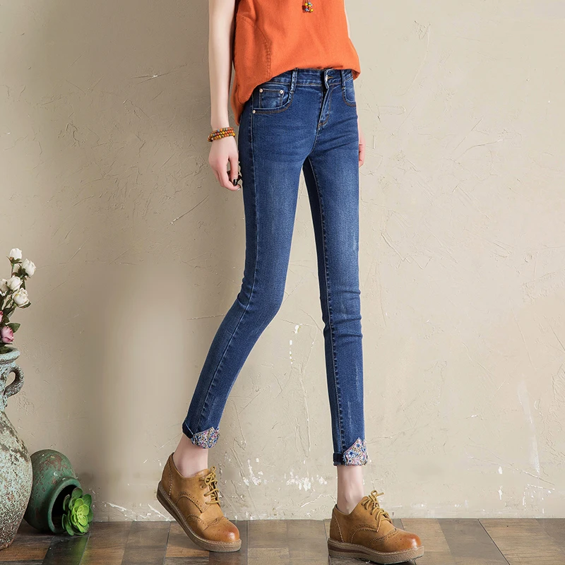 Простые джинсовые брюки женские светло голубые узкие джинсы большие размеры