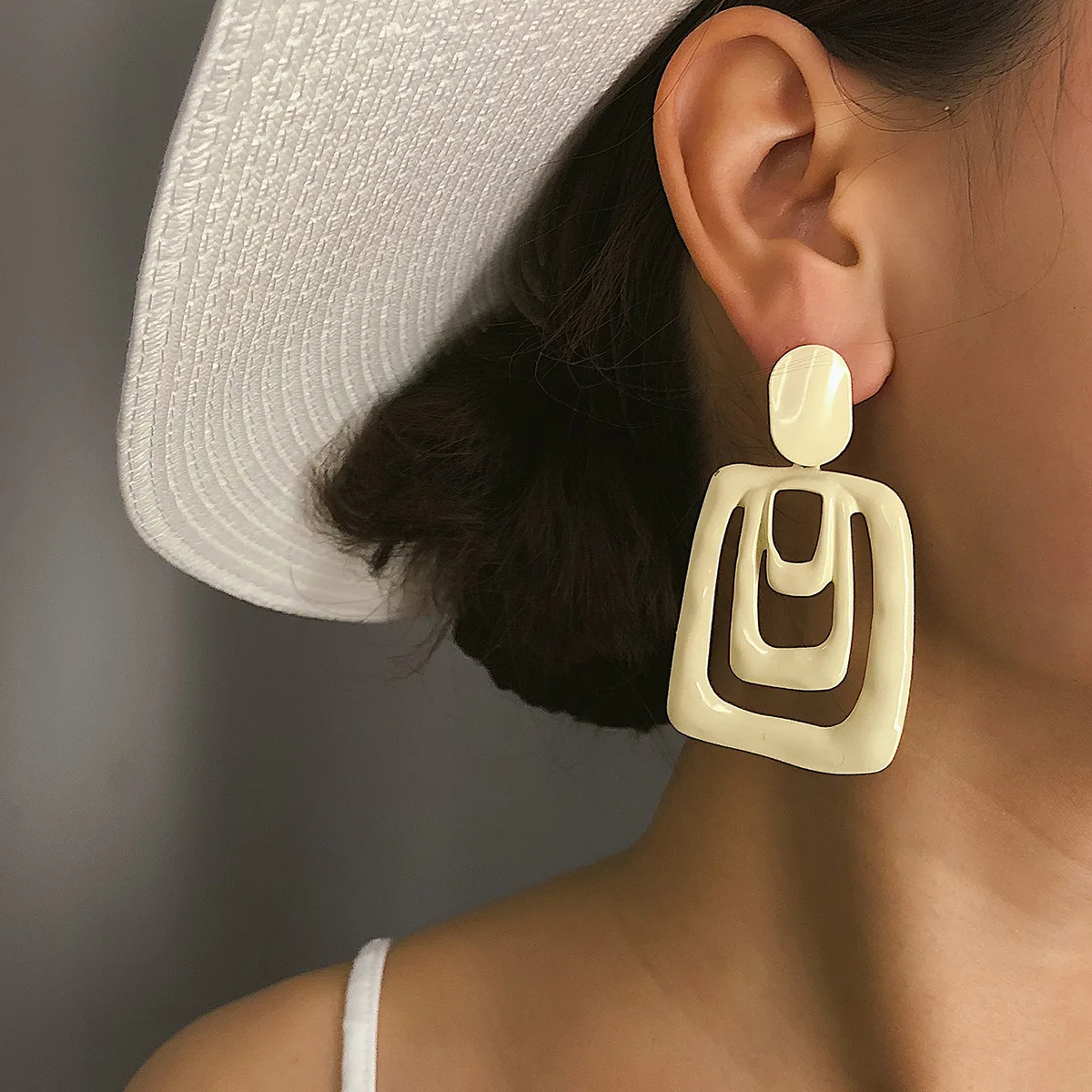 Женские сережки с неровной индивидуальностью желтые серьги дырочками длинные