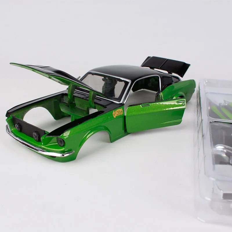 Maisto 1:24 модель автомобиля ручная сборка зеленый автомобиль игрушка в подарок для