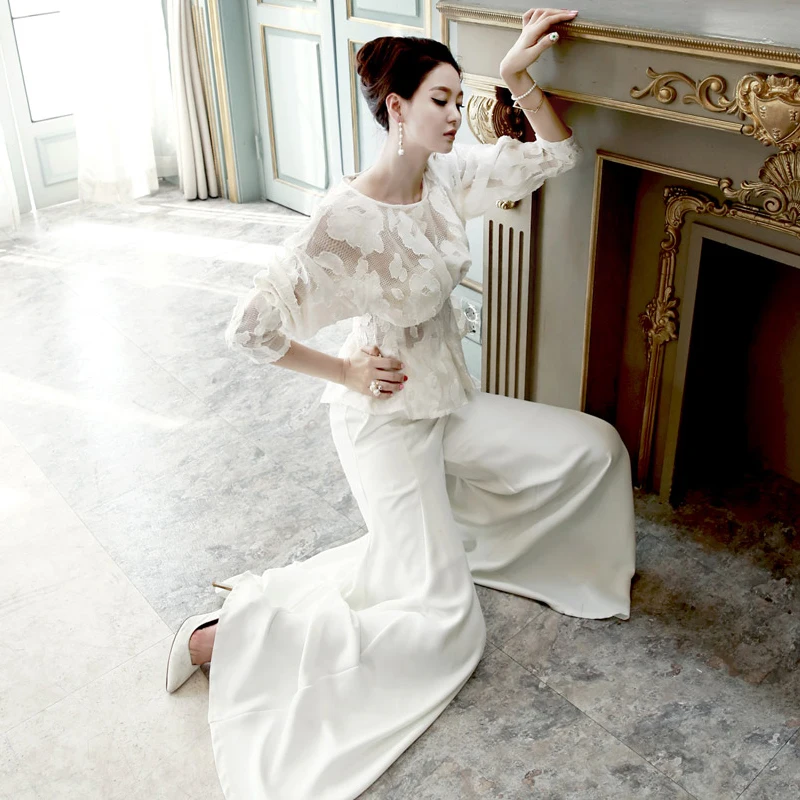 Женский костюм с кружевной блузкой и тонкими широкими брюками элегантный в